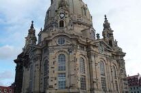 Frommer Kuschelkloß vor Frauenkirche